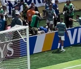 点赞！姆巴佩赛前帮助中暑志愿者